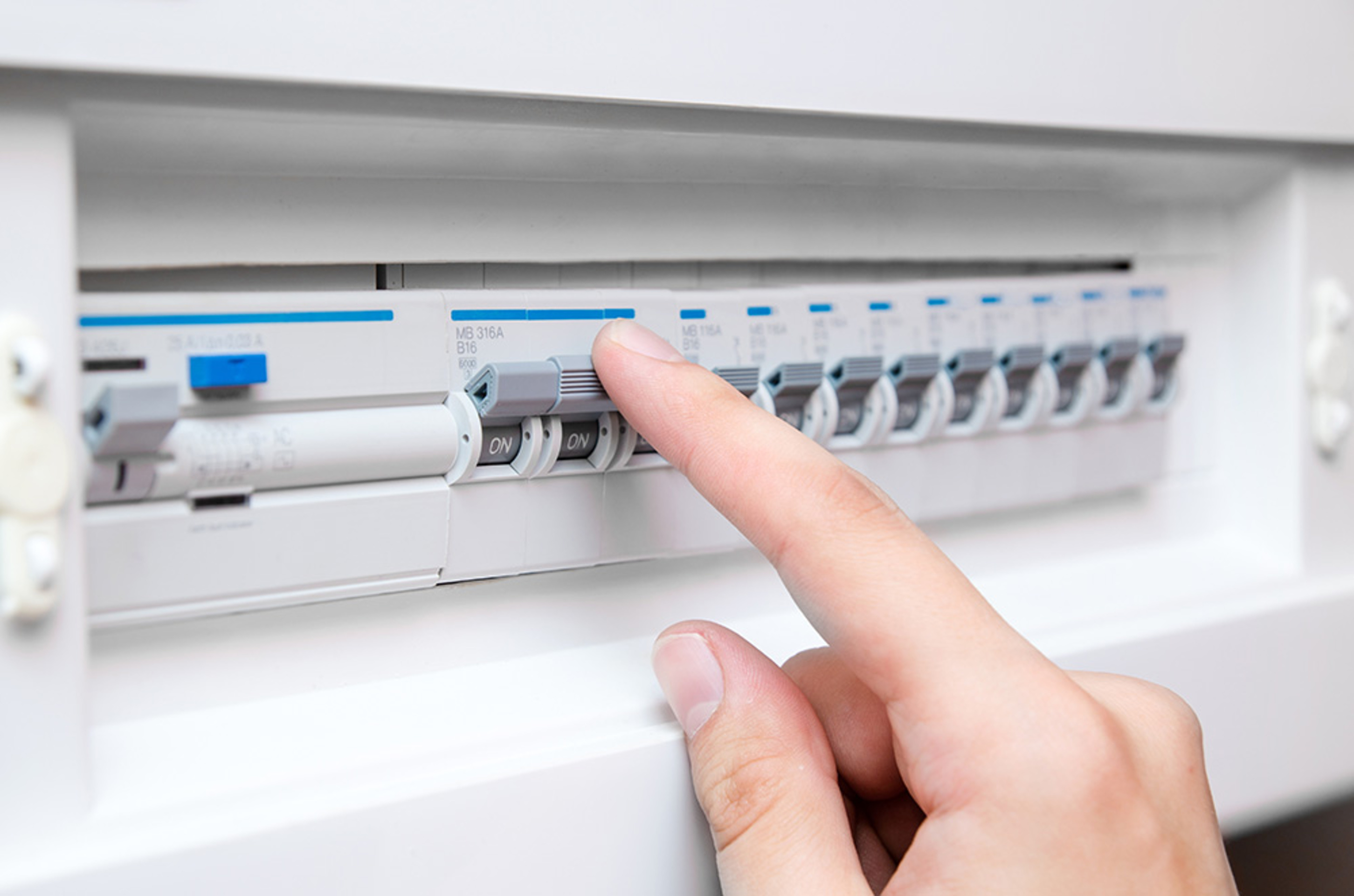 Schalt&shy;schrank&shy;bau bei Pichlmaier Solare Energiesysteme in Unterföhring